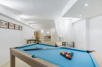 Ein Billardtisch in der Unterkunft Elegant Pool Bungalow - Vienna City Limit