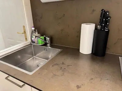 Küche/Küchenzeile in der Unterkunft Modernes Studio Apartment im Stadtzentrum 16