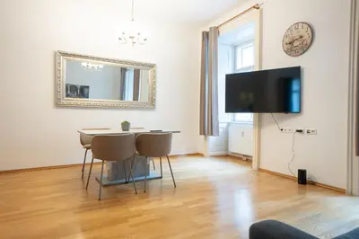 TV/Unterhaltungsangebot in der Unterkunft Cozy 1BR apartment near Opera - 24h self check-in