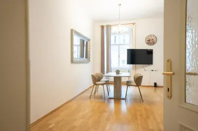 TV/Unterhaltungsangebot in der Unterkunft Cozy 1BR apartment near Opera - 24h self check-in