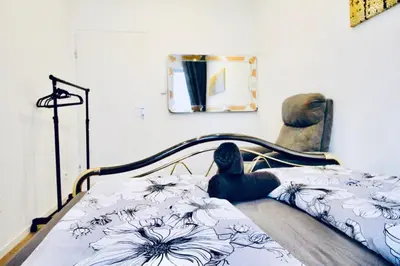 Ein Bett oder Betten in einem Zimmer der Unterkunft Budget-Friendly 2-Bedroom Apartment with Living Room for 6