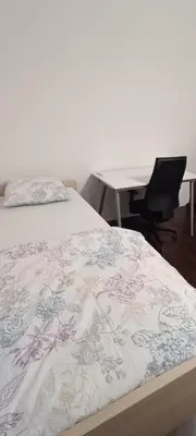 Ein Bett oder Betten in einem Zimmer der Unterkunft Single room in student apartment