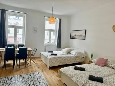 Ein Bett oder Betten in einem Zimmer der Unterkunft Stylish & Renovated Apartment with Free Parking