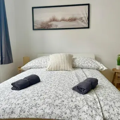 Stylish & Renovated Apartment with Free Parking
