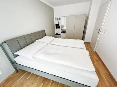 Ein Bett oder Betten in einem Zimmer der Unterkunft Zentrales Business Apartment mit Schlafzimmer