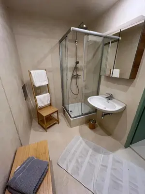 Ein Badezimmer in der Unterkunft Charming new apartment in Vienna next to Stadthalle