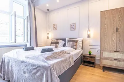Ein Bett oder Betten in einem Zimmer der Unterkunft Modern and Cozy Studio Apartment in Vibrant Meidling