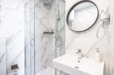 Ein Badezimmer in der Unterkunft Modern and Cozy Studio Apartment in Vibrant Meidling