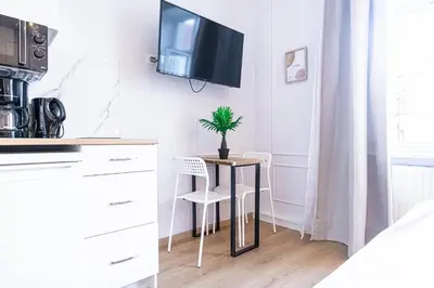 Küche/Küchenzeile in der Unterkunft Modern and Cozy Studio Apartment in Vibrant Meidling