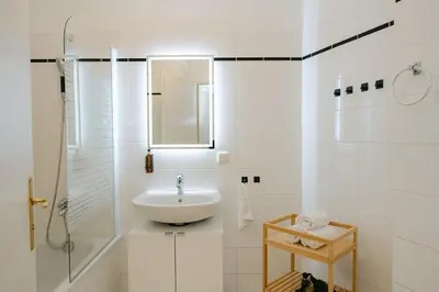 Ein Badezimmer in der Unterkunft Cozy Corner Perfect for 4 to 6 hip area and parking