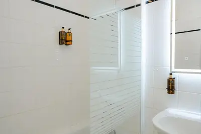 Ein Badezimmer in der Unterkunft Cozy Corner Perfect for 4 to 6 hip area and parking