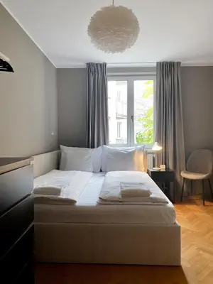 Ein Bett oder Betten in einem Zimmer der Unterkunft Cozy Corner Perfect for 4 to 6 hip area and parking