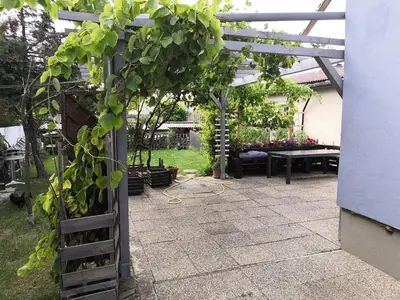Ein Garten an der Unterkunft Comfortable, family-friendly and top located