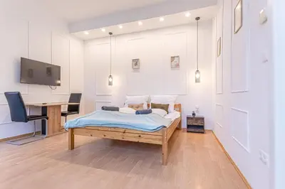 Ein Bett oder Betten in einem Zimmer der Unterkunft Multiple Apartments and Rooms at The Heart of Vienna