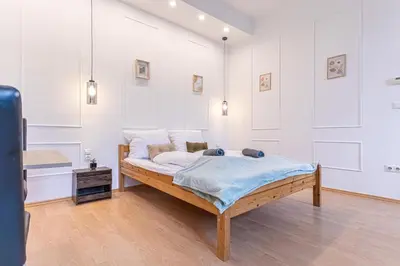 Ein Bett oder Betten in einem Zimmer der Unterkunft Multiple Apartments and Rooms at The Heart of Vienna