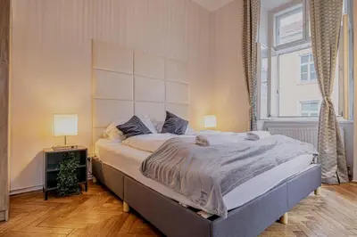 Ein Bett oder Betten in einem Zimmer der Unterkunft Comfortable 2BR & 1LR Apt in Central Vienna