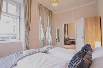 Ein Bett oder Betten in einem Zimmer der Unterkunft Comfortable 2BR & 1LR Apt in Central Vienna