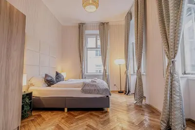 Ein Bett oder Betten in einem Zimmer der Unterkunft Comfortable 2BR & 1LR Apt in Central Vienna