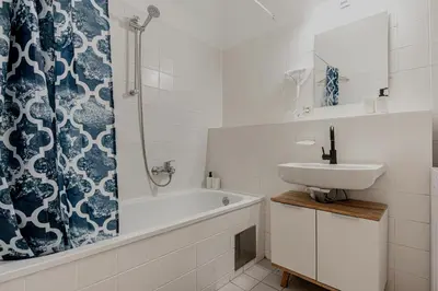Ein Badezimmer in der Unterkunft Comfortable 2BR & 1LR Apt in Central Vienna