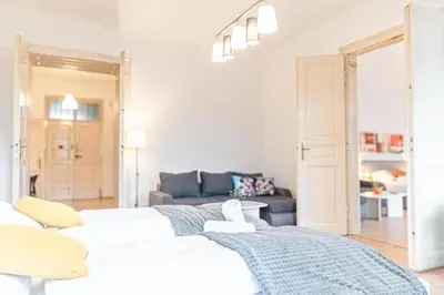 Ein Bett oder Betten in einem Zimmer der Unterkunft Affordable 2 Apts for 16P, 4BR Great for Families