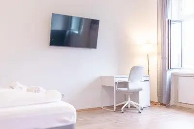 TV/Unterhaltungsangebot in der Unterkunft Affordable 2 Apts for 16P, 4BR Great for Families
