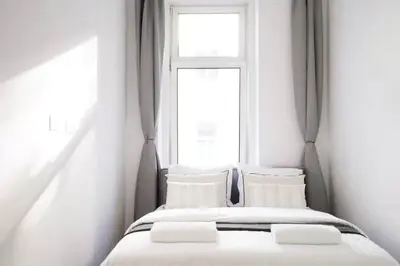 Ein Bett oder Betten in einem Zimmer der Unterkunft 8 Minutes to Inner City I 5 Min walk to Metro I Wifi