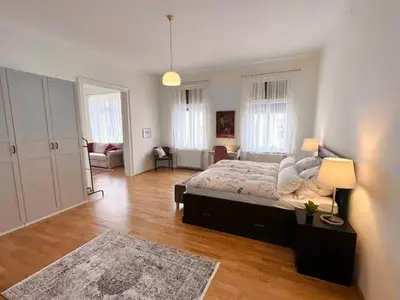 Ein Bett oder Betten in einem Zimmer der Unterkunft Großräumige Altbauwohnung nahe Zentrum