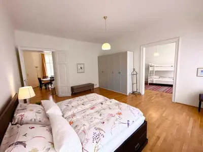 Ein Bett oder Betten in einem Zimmer der Unterkunft Großräumige Altbauwohnung nahe Zentrum