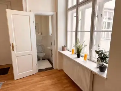 Ein Badezimmer in der Unterkunft Großräumige Altbauwohnung nahe Zentrum