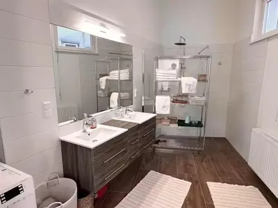 Ein Badezimmer in der Unterkunft Großräumige Altbauwohnung nahe Zentrum
