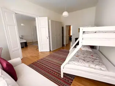 Ein Bett oder Betten in einem Zimmer der Unterkunft Großräumige Altbauwohnung nahe Zentrum