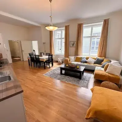 Großräumige Altbauwohnung nahe Zentrum