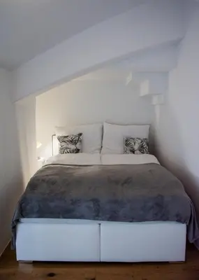 Ein Bett oder Betten in einem Zimmer der Unterkunft Apartments in Hundertwasser Village