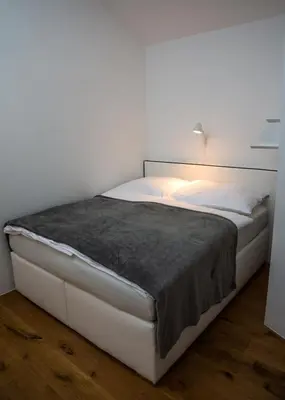 Ein Bett oder Betten in einem Zimmer der Unterkunft Apartments in Hundertwasser Village