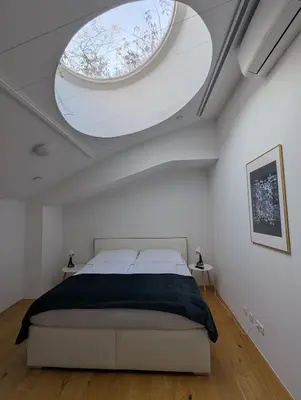 Ein Bett oder Betten in einem Zimmer der Unterkunft Apartments in Hundertwasser Village