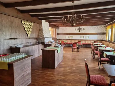 Ein Restaurant oder anderes Speiselokal in der Unterkunft Landgasthof zur Goldenen Traube