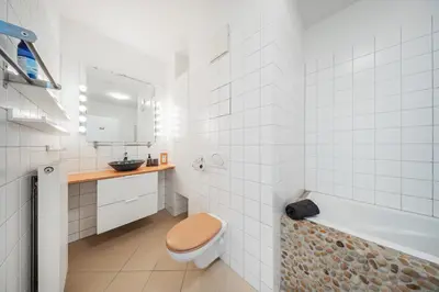Ein Badezimmer in der Unterkunft Rooftop City View Haven Apartment