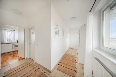 Grundriss der Unterkunft Rooftop City View Haven Apartment