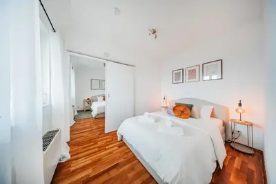 Ein Bett oder Betten in einem Zimmer der Unterkunft Rooftop City View Haven Apartment