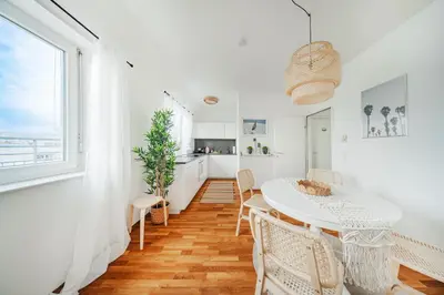 Grundriss der Unterkunft Rooftop City View Haven Apartment