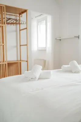 Ein Bett oder Betten in einem Zimmer der Unterkunft Rooftop City View Haven Apartment