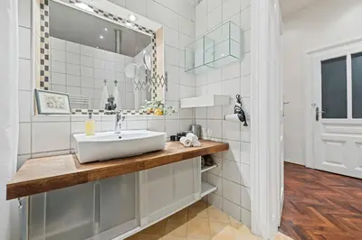Ein Badezimmer in der Unterkunft 2 Bedroom Vintage Apartment, Garden, near Schönbrunn