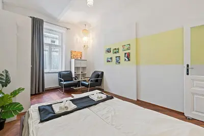 Ein Bett oder Betten in einem Zimmer der Unterkunft 2 Bedroom Vintage Apartment, Garden, near Schönbrunn