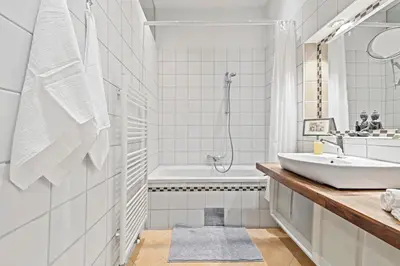 Ein Badezimmer in der Unterkunft 2 Bedroom Vintage Apartment, Garden, near Schönbrunn