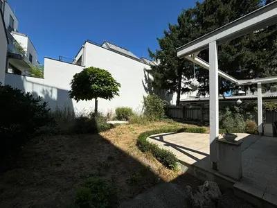 Ein Garten an der Unterkunft Aveni Home