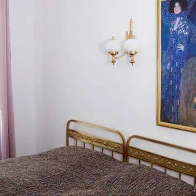 Ein Bett oder Betten in einem Zimmer der Unterkunft Klimtsuites