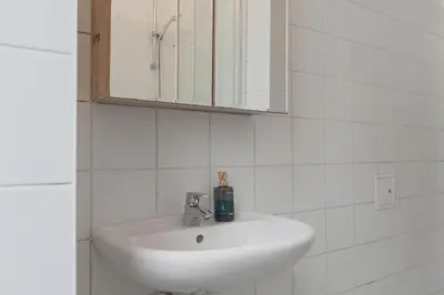 Ein Badezimmer in der Unterkunft Cozy & Elegant 3BR Residence Near Downtown