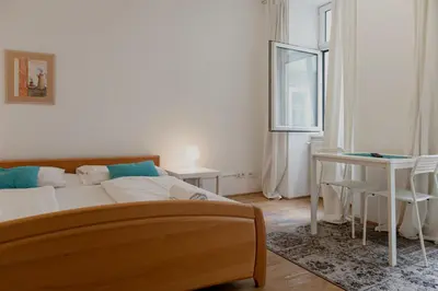 Ein Bett oder Betten in einem Zimmer der Unterkunft Cozy & Elegant 3BR Residence Near Downtown