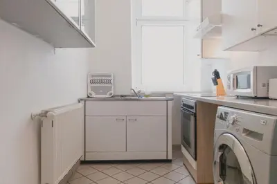 Küche/Küchenzeile in der Unterkunft Cozy & Elegant 3BR Residence Near Downtown