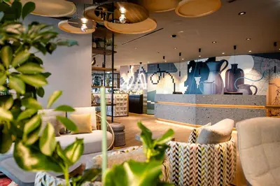 Ein Sitzbereich in der Unterkunft Motel One Wien-Donau City